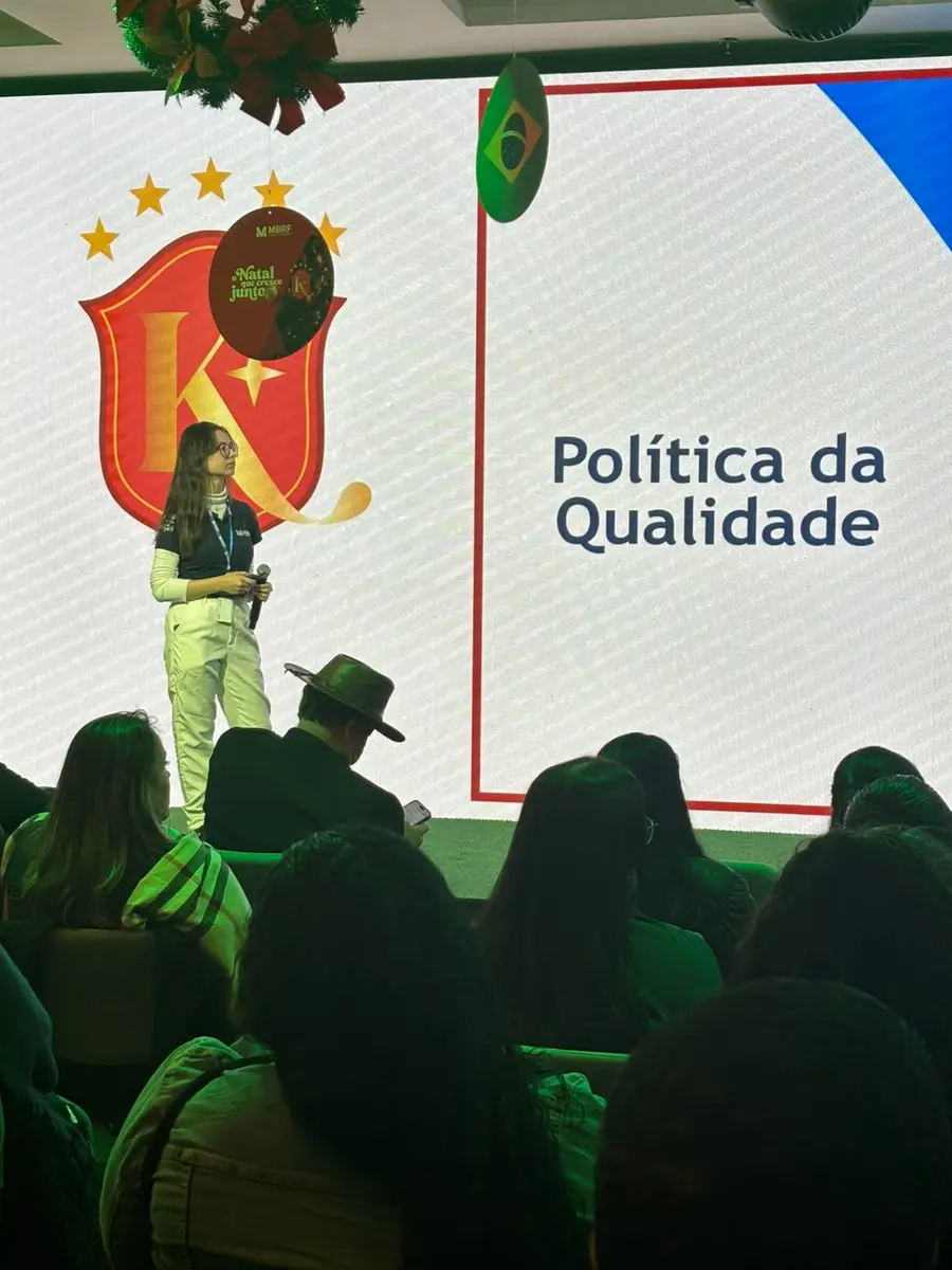 Sara Itami durante uma palestra sobre política da qualidade